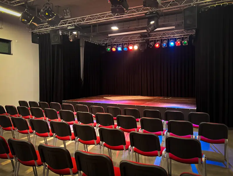 Theatersaal des Yahoo Waltrop, in dem der WORTHEBEWERK Poetry Slam veranstaltet wird.