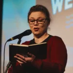 Die Poetry Slammerin Mella Steckelberg beim WORTHEBEWERK Poetry Slam in Waltrop